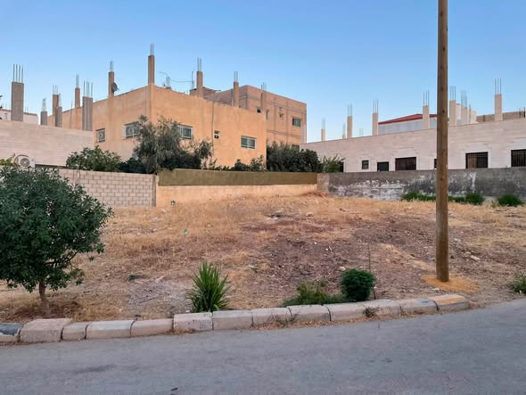 أرض مميزة على شارعين في عين الباشا - 3