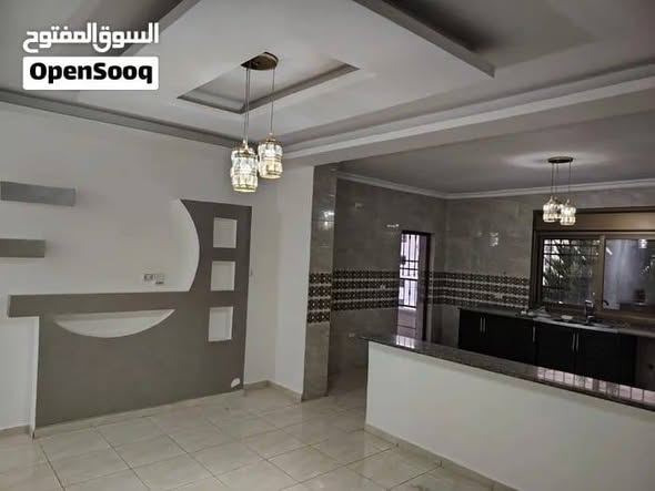 شقة فارغة للإيجار في البنيات مع مصعد وكراج - 2