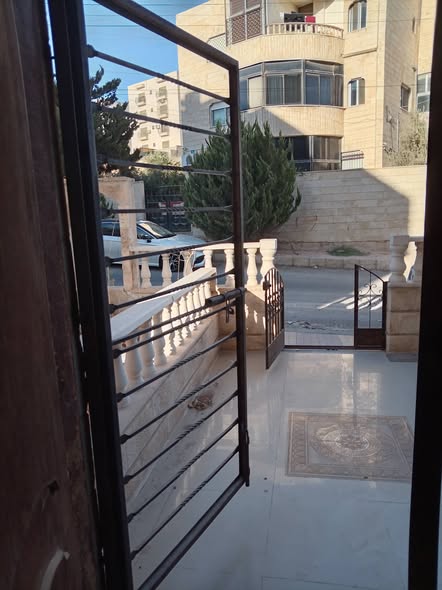 شقة أرضية فاخرة للبيع في الخزنة بإطلالة رائعة - 2