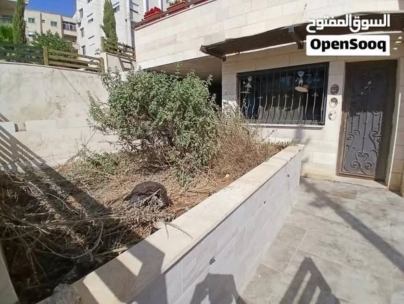 شقة فارغة فاخرة للإيجار مع ترس وكراج في أم السماق