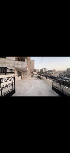 شقة شبه أرضية فاخرة بمساحة 140م وحمامات ماستر