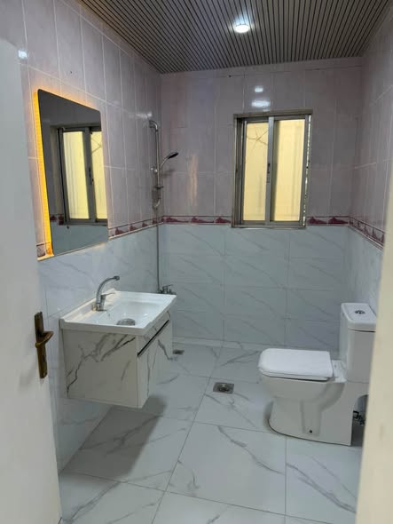 شقة للإيجار على شارع الجامعة (الجامعة الأردنية) بمساحة 140م