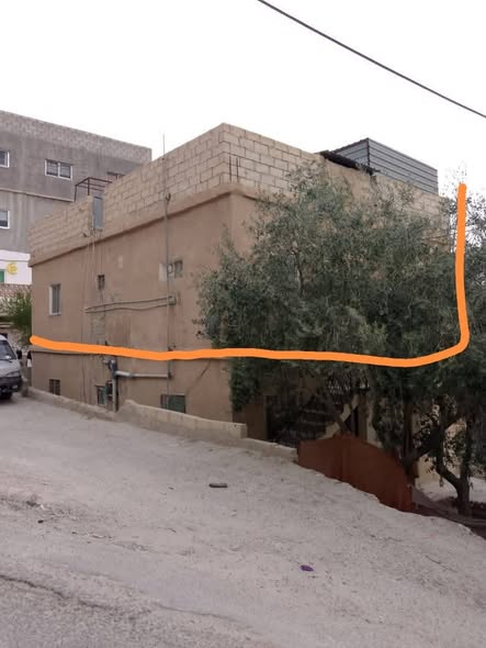 طابق ثاني مع السطح للبيع في الطفيلة - فرصة نادرة