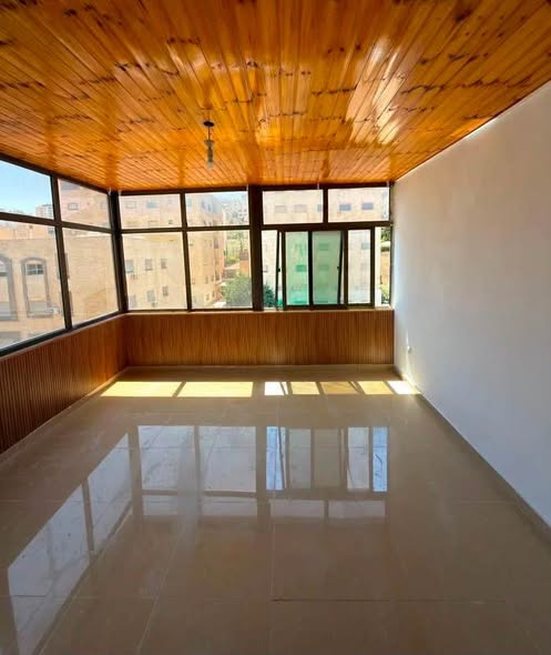 شقة روف فاخرة للإيجار في الجبيهة بإطلالة رائعة