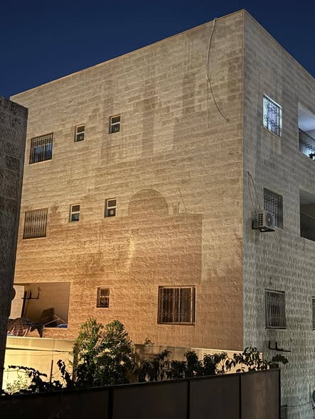 عمارة استثمارية كاملة للبيع في موقع حيوي