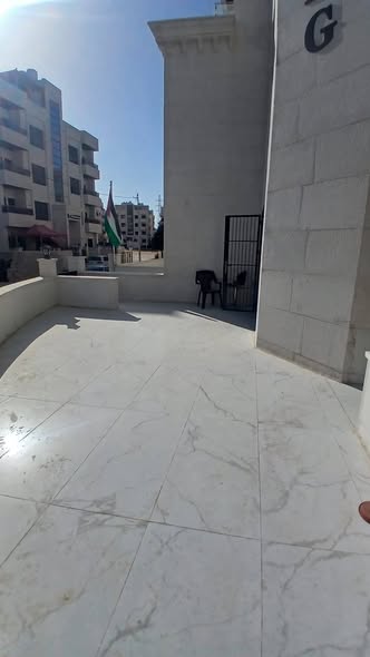 شقة أرضية مميزة للبيع قرب جامعة البتراء