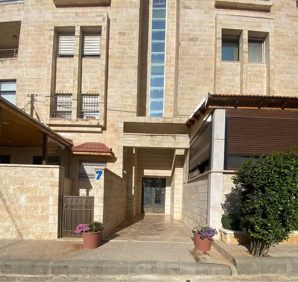 فرصة استثمارية نادرة: شقة فاخرة للبيع في ضاحية الرشيد