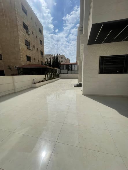 شقة أرضية فاخرة في عرجان بمساحة 325م²