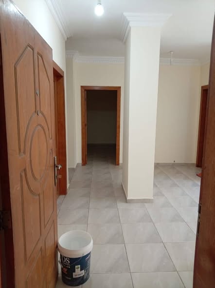شقة فاخرة شبه أرضي مرتفع للإيجار في موقع مميز - 3
