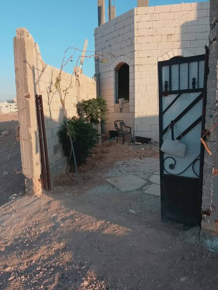 بيت مستقل للبيع في الزرقاء الجديدة - موقع استثنائي على 3 شوارع! - 3