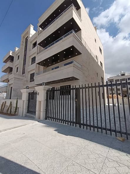 شقة ارضية فاخرة للبيع في شفا بدران