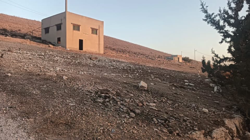 فرصة نادرة: 4 دونمات مع بيت ريفي في غريسا