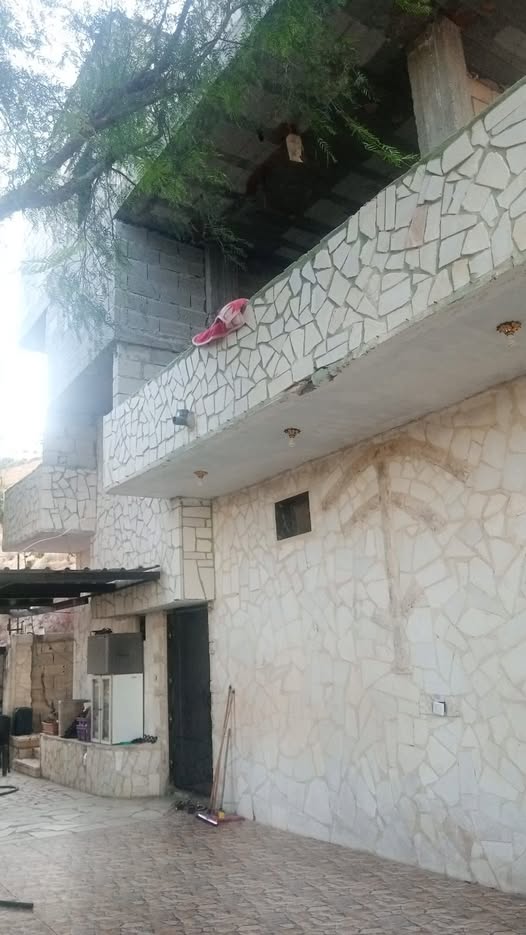 بيت مستقل بطابقين وإطلالة مميزة في عين الباشا