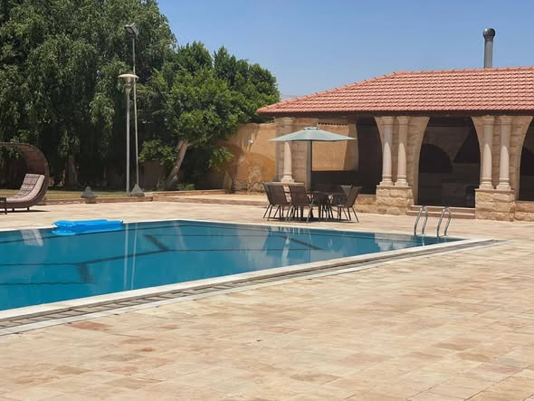 مزرعة استثمارية فاخرة مع مسبح في إربد - 5