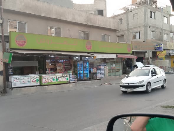 محل واجهة 4 أبواب للبيع - موقع حيوي