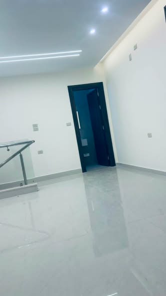 شقة فاخرة للبيع مع روف في طريق المطار - 5