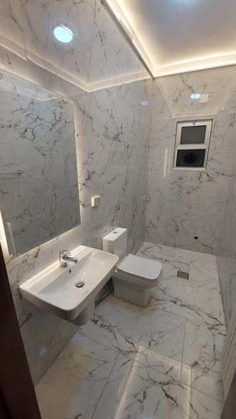 شقة طابقية أرضية فاخرة للإيجار في موقع مميز - 3