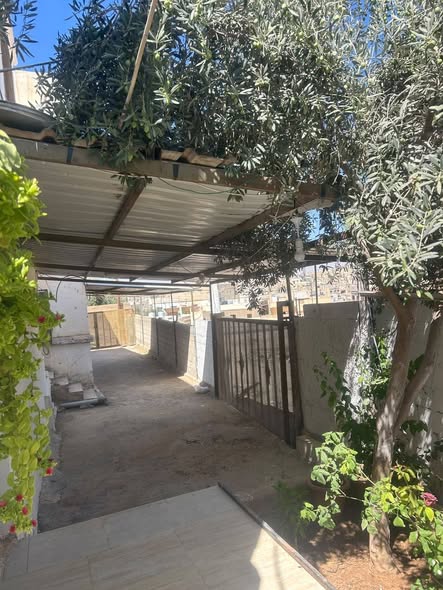 بيت مستقل للتمليك في الزرقاء - الجبل الأبيض
