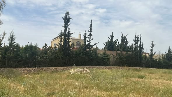 فرصة استثمارية ذهبية: مزرعة ساحرة بإطلالة خلابة في أم رمانة
