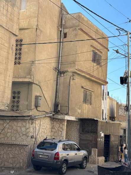 شقة فاخرة للبيع في حي الإسكان قرب مستشفى ابن سينا