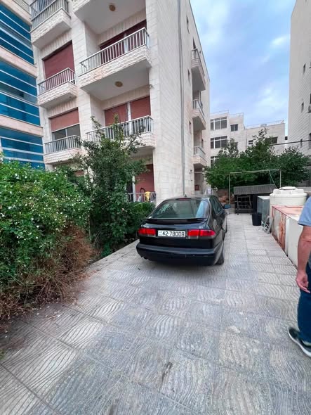 شقة أرضية واسعة للبيع في ضاحية الرشيد