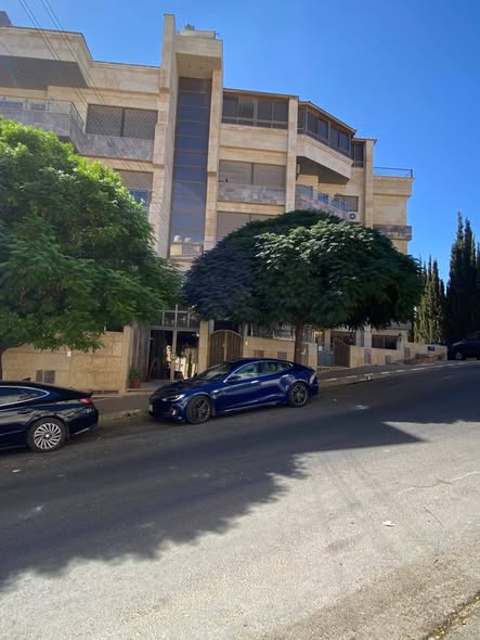 شقة أرضية فاخرة في خلدا مع ترس وكراج مستقل