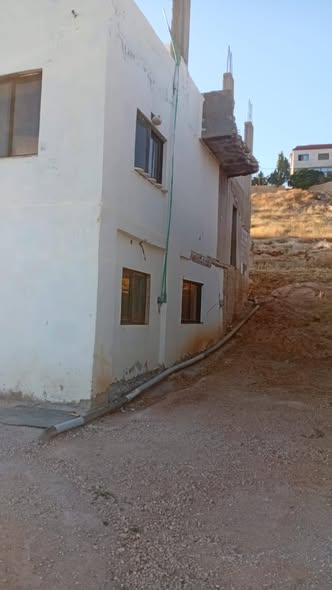 بيتين للبيع في جرش إطلالة مميزة ومساحة واسعة