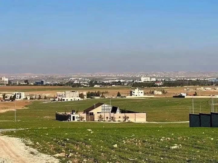 أرض استثمارية في القسطل حوض الموارس – مساحة 1025 م²