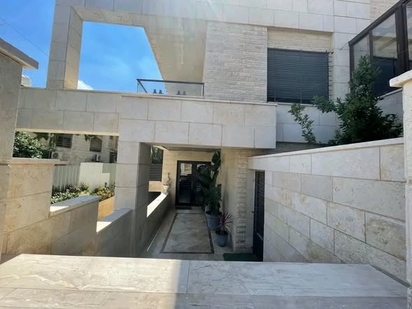 شقة فاخرة للبيع في البنيات بجوار جامعة البتراء