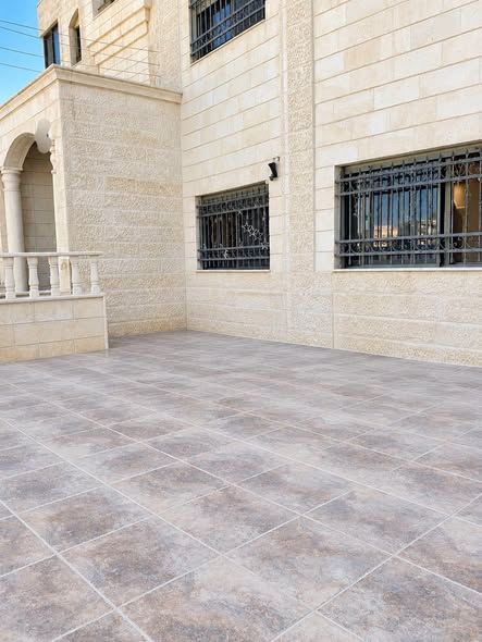 �إلى شقة فخمة أرضية للبيع في حي الصحابة - طريق المطار