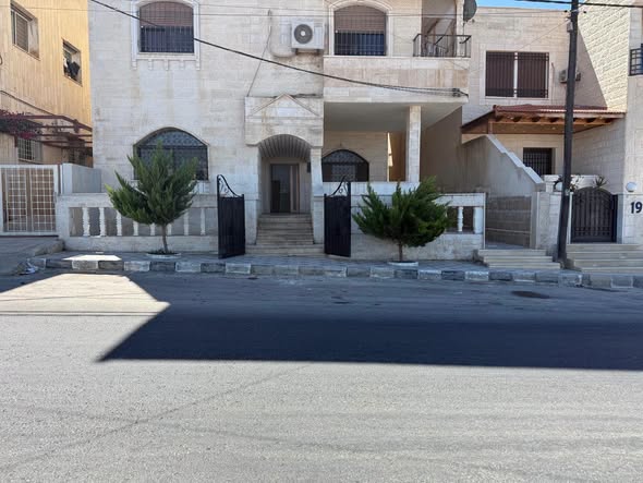 شقة للإيجار بمدخل مستقل في حي الأطباء