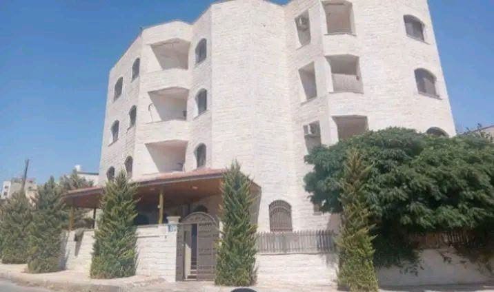 عمارة استثمارية للبيع في المقابلين – دخل شهري ثابت