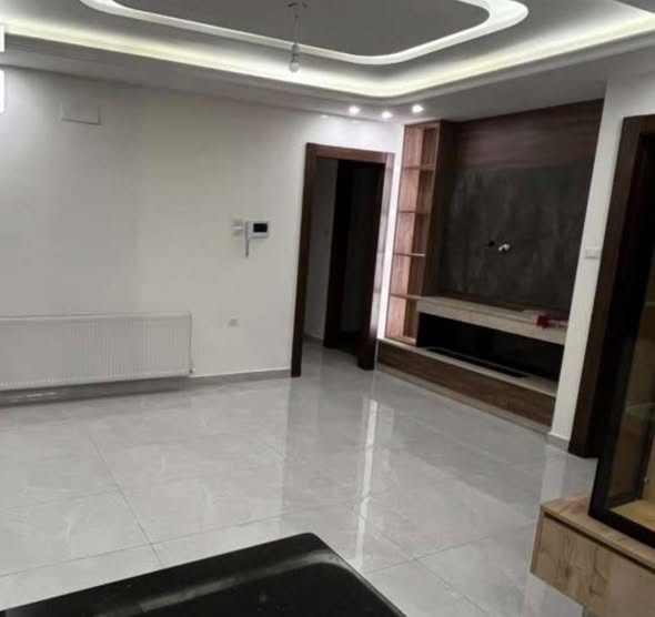 شقة طابق أرضي فاخرة مع ترس للإيجار في الظهير