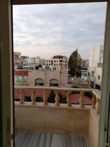 شقة فخمة للبيع في أم السماق الشرقي