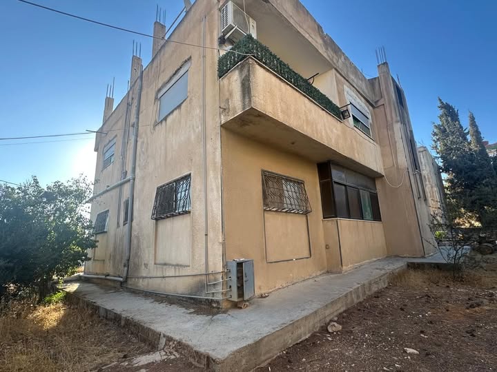 بيت مستقل مع مخازن للبيع في إربد - فرصة استثمارية